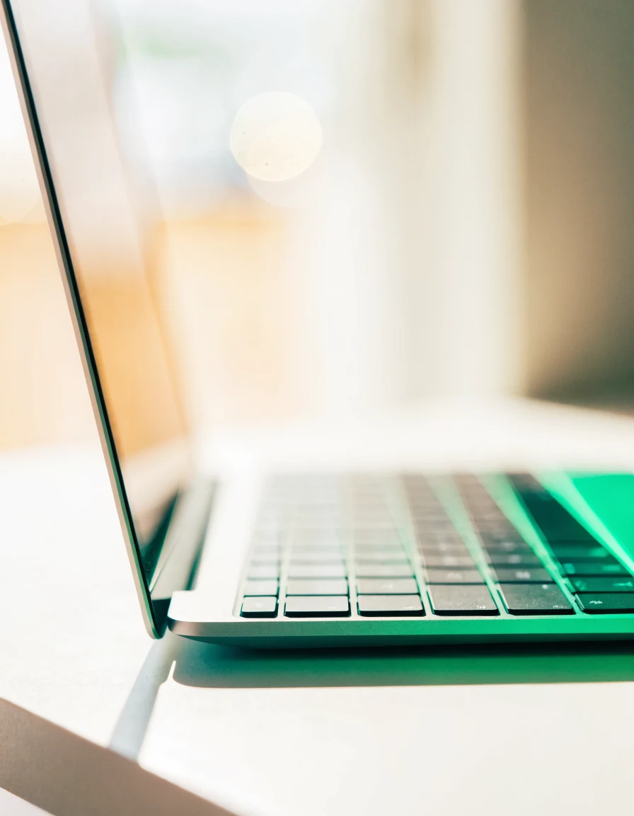 Laptop-Tastatur als Symbol für digitale Kanzleiprozesse