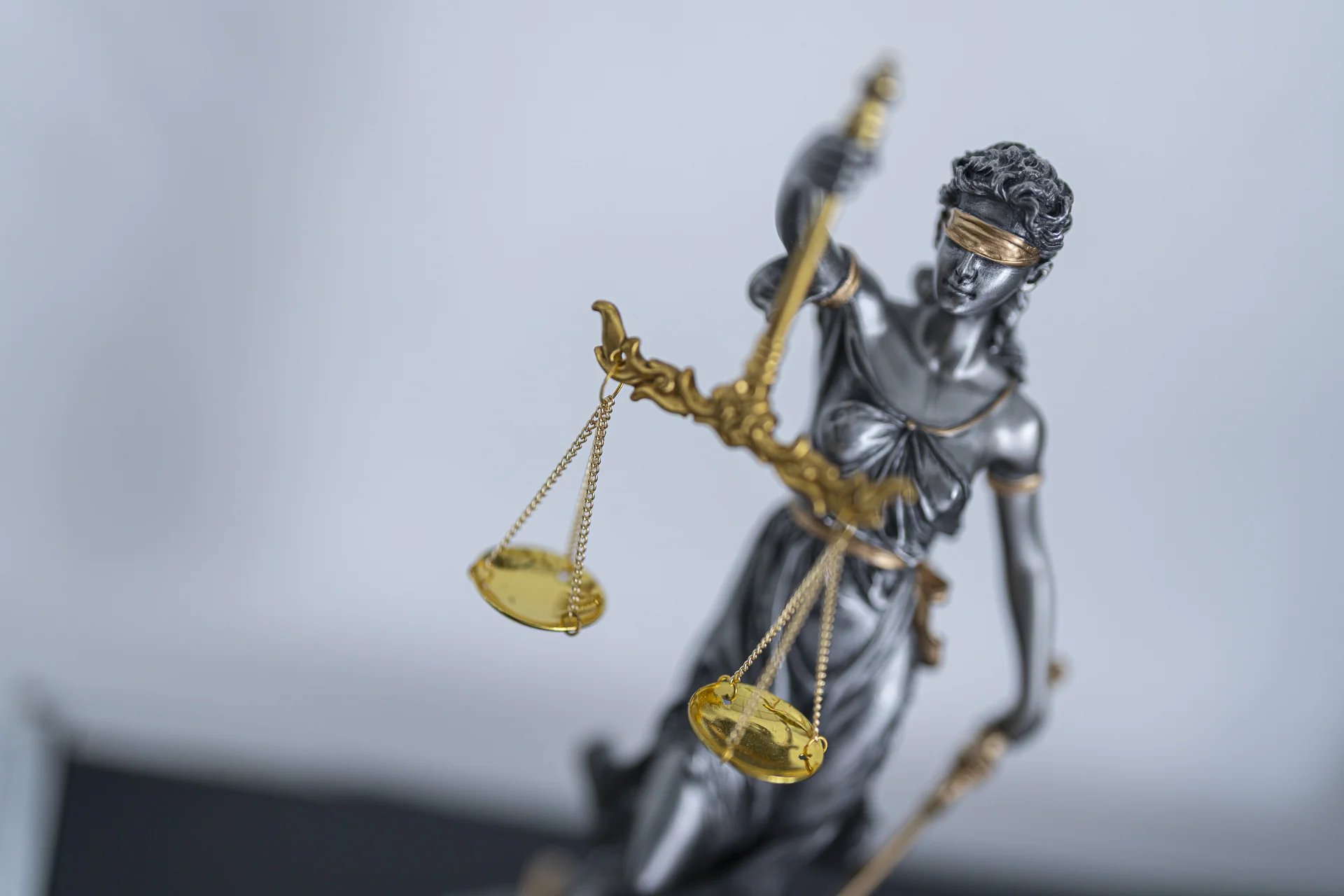 Justitia-Skulptur in der Kanzlei