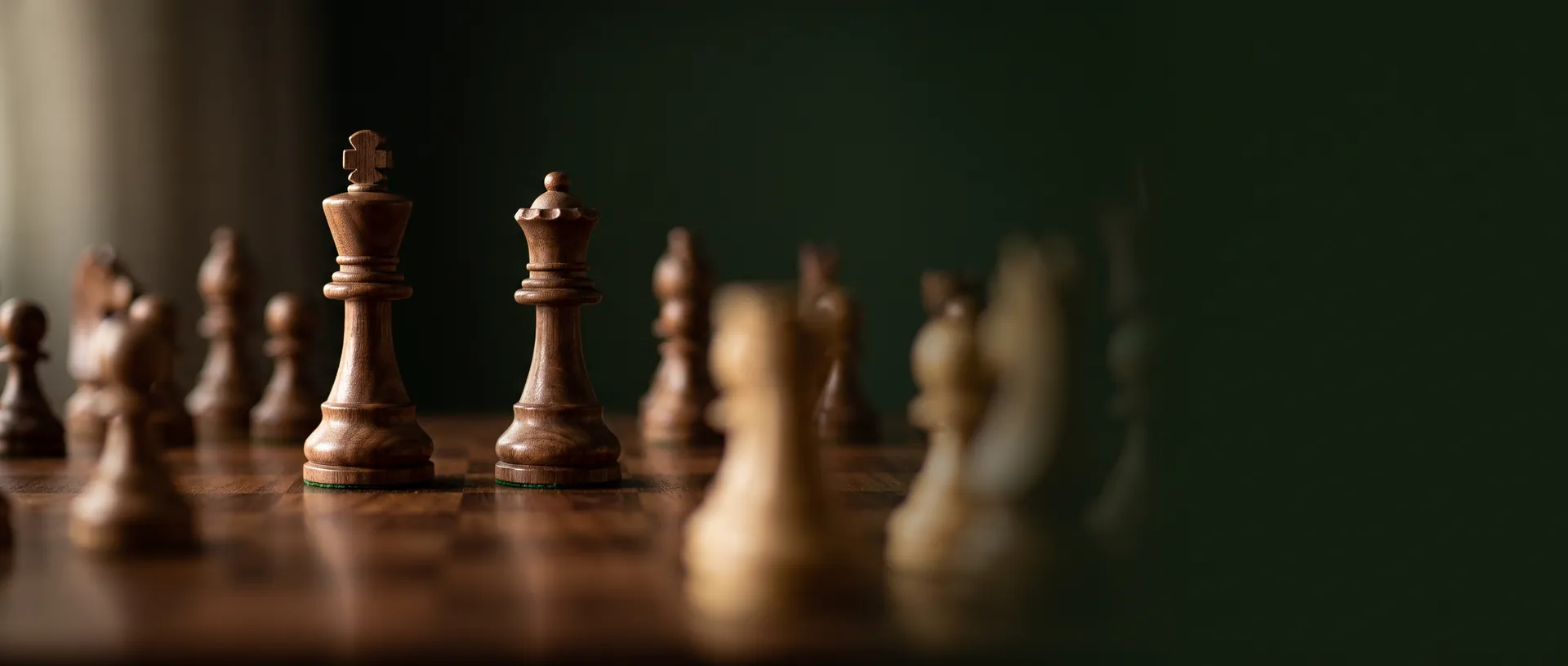 Schachfiguren - Sinnbild für strategische Steuerplanung (KI-generiertes Konzeptbild)